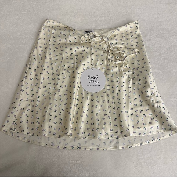 Princess Polly Dresses & Skirts - Princess Polly satin mini floral skirt